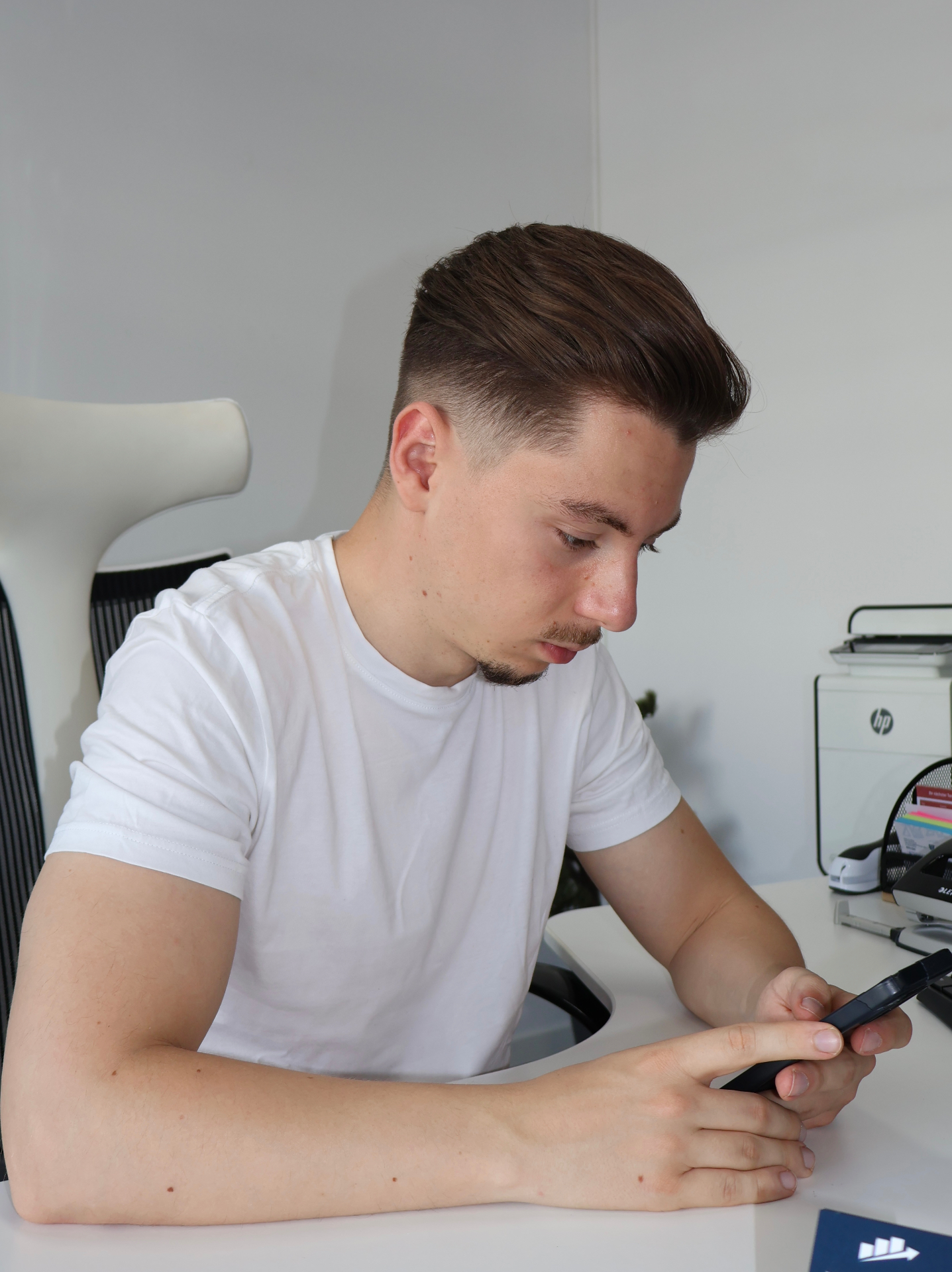 Mike Bensz am Telefon